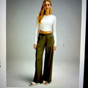 Lululemon size 6 Army green Swift Mid-Rise Wide Leg Pant